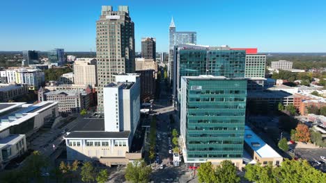 Aufsteigende-Luftaufnahme-Der-Skyline-Der-Innenstadt-Von-Raleigh,-North-Carolina