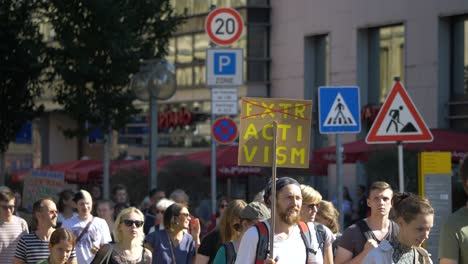 Fridays-For-Future-FFF-Protest-Mit-Jungen-Und-älteren-Aktivisten,-Die-Gemeinsam-Für-Grüne-Energie-Und-Nachhaltigkeit-Und-Gegen-Den-Klimawandel-In-Stuttgart,-Deutschland,-Marschieren