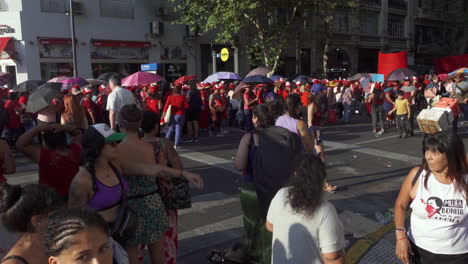 Der-Rote-Notfallrettungswagen-Eines-Feuerwehrmanns-Fährt-Durch-Die-Krone-Des-öffentlichen-Protests-An-Der-Avenida-De-Mayo