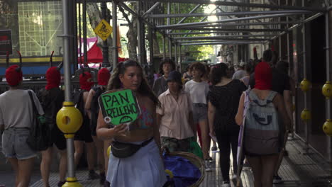 Mujeres-Manifestantes-Con-Máscara-Caminan-En-Protesta-Pública-En-Una-Manifestación-Sobre-El-Aborto