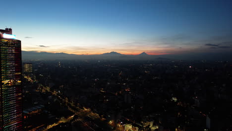 Drone-Pasando-Por-La-Torre-Bbva-Y-Sobre-El-Distrito-De-La-Condesa,-Amanecer-En-Cdmx