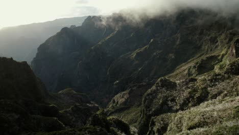 Drones-Volando-En-Las-Montañas-De-Madeira-Entre-Rocas-Escarpadas-Y-Escarpadas-Y-Crestas-Brumosas-Durante-El-Amanecer