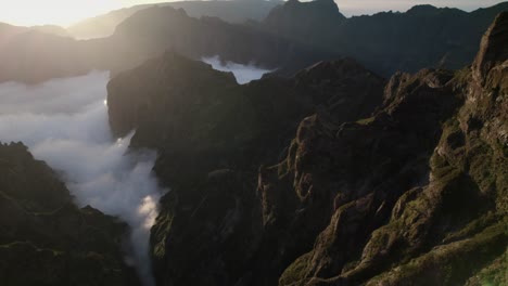 Drones-Volando-A-Través-De-Montañas-Escarpadas-Al-Atardecer-En-Pico-Do-Arieiro,-Madeira