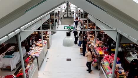 Menschen-Kaufen-Auf-Dem-Bolhao-Markt-Ein