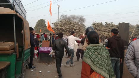 Hombres-Hindúes-Indios-Festivos-Bailando,-Celebrando-La-Consagración-De-Ram-Mandir-En-Ayodhya-Cantando-Jai-Shree-Ram-Juntos-Con-Alegría