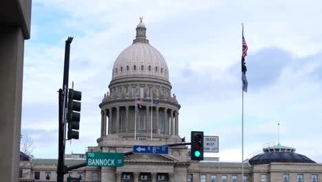 Gebäude,-Wahrzeichen-Des-Idaho-State-Capitol-Mit-Ikonischer-Kuppel-In-Boise-City,-Idaho,-USA