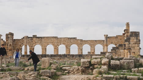 Visita-Guiada-Al-Templo-Capitolino,-Un-Antiguo-Monumento-Ubicado-En-La-Antigua-Ciudad-De-Volubilis