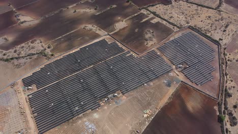 Gran-Angular-Aéreo-Visto-Granja-Solar-Es-Visible-En-Un-Campo-Grande-Con-Muchos-Campos-Alrededor