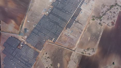 Vista-Aérea-De-Drones-Cámara-De-Drones-Avanzando-Donde-Se-Ve-Una-Gran-Planta-De-Energía-Solar