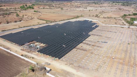 Vista-Aérea-De-Gran-Angular-Vista-De-Drone-Cámara-De-Drone-Que-Muestra-Muchos-Paneles-Solares