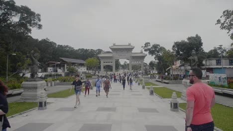 Ngong-Ping-Village-Paifang-Eingang,-Während-Touristen-Und-Besucher-An-Einem-Bewölkten-Tag-Herumlaufen