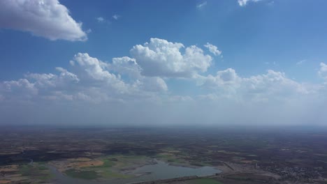 Vista-Aérea-De-Drones,-Muchos-Campos,-Ríos-Y-Muchos-Campos-Grandes-Son-Visibles-Y-La-Atmósfera-Se-Ve-Genial.