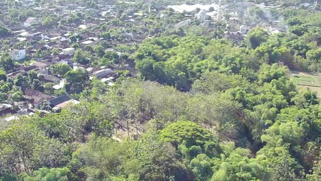 Un-área-Remota-En-Ngawen,-Blora,-Java-Central,-Indonesia_tiro-Inclinado-Hacia-Abajo