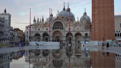 Basilika-Di-San-Makro-Und-Reflexion-Bei-Sonnenuntergang-Mit-Vielen-Touristen