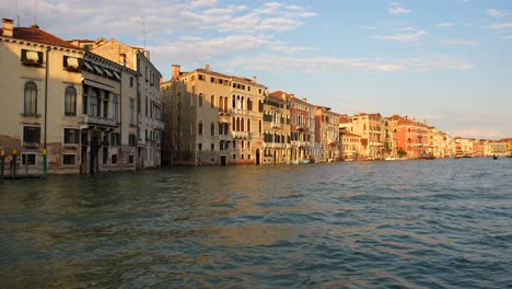 Hermosa-Puesta-De-Sol-En-La-Histórica-Ciudad-De-Venecia-Mientras-La-Góndola-Navega-Por-El-Canal