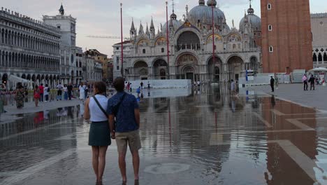 La-Mujer-Descansa-La-Cabeza-Sobre-El-Hombro-De-Su-Novio-Mientras-Admira-La-Basílica-De-San-Marcos,-Venecia