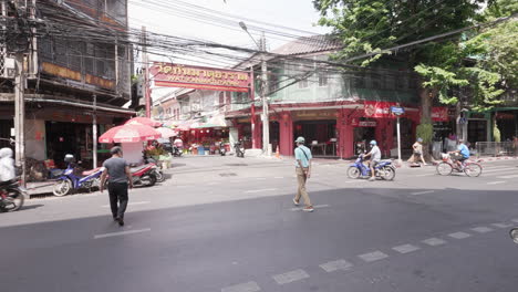 Downtown-Chinatown-Tuk-Tuk-and-Busy-Traffic-in-Bangkok,-Thailand