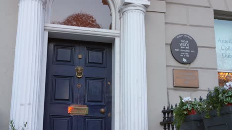 Memorial-Plaque-At-The-Entrance-Of-Oscar-Wilde-House