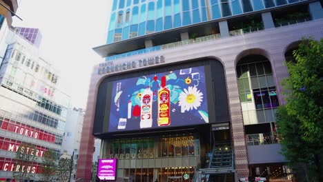 Inclínese-Hacia-Abajo-Para-Revelar-La-Torre-Kabukicho-Recién-Construida-Durante-El-Día.