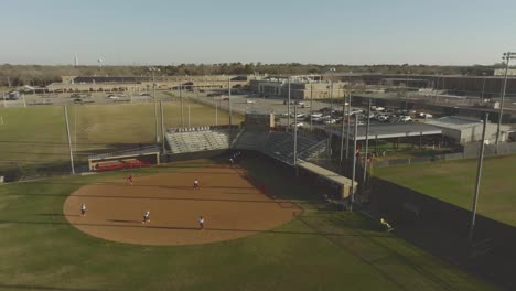 Una-Vista-Aérea-Del-Equipo-De-Softbol-Femenino-De-Clear-Lake-High-School-Practicando-En-El-Campus-De-CLHS-En-Clear-Lake,-Houston,-Texas.