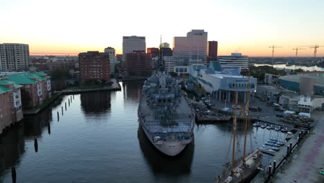 Museo-Marítimo-Nauticus-Waterfront-Con-USS-Wisconsin-Bb-64-En-El-Río-Elizabeth-En-Norfolk,-Virginia