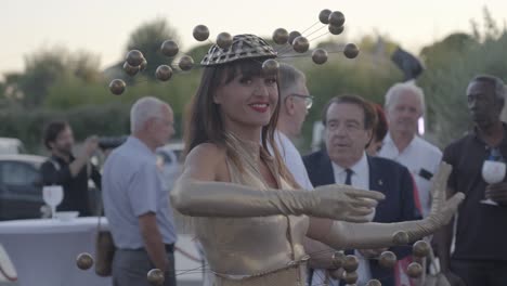 Toma-En-Cámara-Lenta-De-Una-Bailarina-Con-Un-Traje-Abstracto-En-Un-Evento-Corporativo