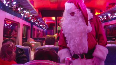 El-Actor-Que-Interpreta-A-Papá-Noel-Entretiene-A-Los-Pasajeros-Del-Tren-Expreso-Polar.