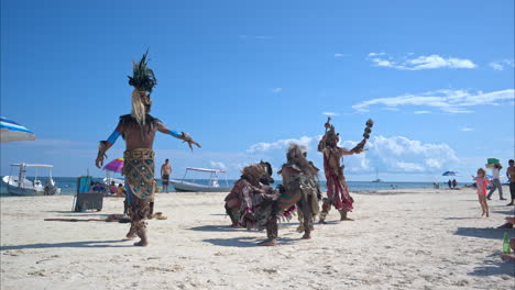 Cámara-Lenta-De-Una-Compañía-De-Baile-En-Cancún-México-Actuando-Como-Guerreros-Mayas-Con-Antorchas-Encendidas-En-La-Playa