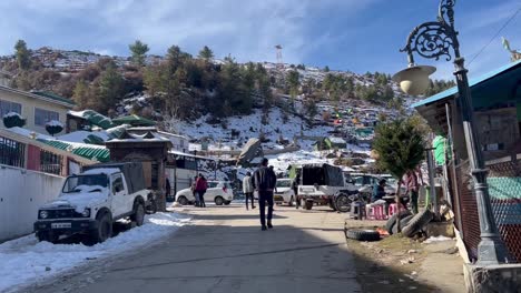 Vista-Aérea-De-Drones,-Muchas-Personas-Caminan-Por-La-Carretera-Estatal-Y-Muchas-Personas-Toman-Vehículos