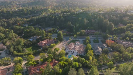 Imágenes-Aéreas-De-Enormes-Mansiones-De-Lujo-En-Colinas-Escondidas-De-Calabasas,-Casas-De-Celebridades-Vistas-Desde-El-Aire.