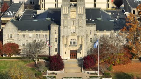 Virginia-Tech-Burruss-Hall-Con-Autobuses-De-Tránsito-De-Blacksburg-En-Frente