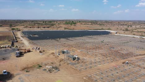 Cámara-Panorámica-Con-Vista-Aérea-De-Drones-Avanzando-Mostrando-Muchos-Paneles-Solares-Y-Sistema-Solar-Alrededor