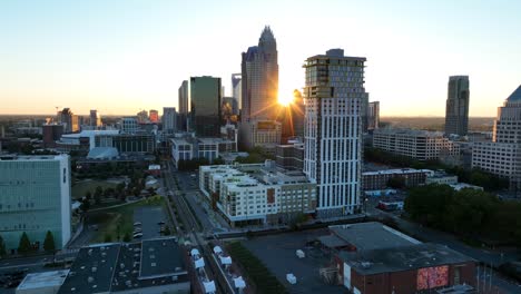 Skyline-Der-Innenstadt-Von-Charlotte,-North-Carolina-Während-Des-Sonnenuntergangs-Zur-Goldenen-Stunde