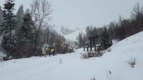 Vista-Del-Paisaje-Alpino-Cubierto-De-Nieve-Del-Campo-De-Esquí-De-La-Cuenca-Falsa-Con-Telesilla-Durante-Las-Nevadas-En-El-Estado-De-Idaho,-EE.UU.