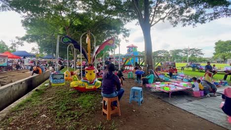 Kinder-Spielen-Im-Park