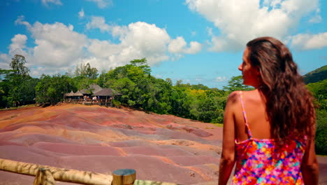 Foto-Trasera-De-Una-Joven-Con-Un-Vestido-Colorido-Disfrutando-De-La-Vista-De-Las-Siete-Tierras-De-Colores-En-Chamarel,-En-La-Isla-Mauricio