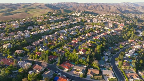 Flug-über-Von-Bäumen-Gesäumte-Straßen-Versteckter-Hügel-In-Calabasas,-Kalifornien,-Straßen-Darunter-Und-Berge-Am-Horizont