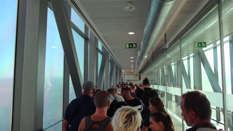 Gente-Esperando-En-Fila-Para-Abordar-Un-Avión-En-El-Aeropuerto-Internacional-De-Málaga,-Gente-Haciendo-Cola,-Tiempo-De-Vacaciones,-Toma-De-4k