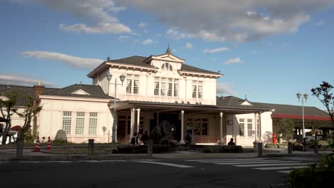 Haupteingang-Zum-Bahnhofsgebäude-Jr.-Nikko-Mit-Vorbeifahrenden-Pendlern-Und-Verkehr