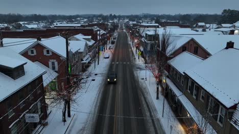 Ciudad-Americana-Al-Atardecer-Con-Calles-Y-Edificios-Cubiertos-De-Nieve.