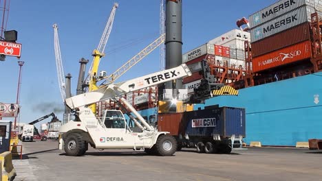 Belebter-Handelshafen-Mit-Container-LKWs-Und-Kränen,-Blauer-Himmel-Im-Hafen-Von-Buenos-Aires,-Zeitraffer