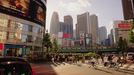 Belebter-Übergang-Nach-Kabukicho-Im-Shinjuku-Gebiet-Von-Tokio,-Statische-Aufnahme,-Während-Menschen-Am-Späten-Nachmittag-Die-Straße-überqueren