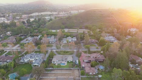 Drohne-über-Einem-Gehobenen-Vorort-Mit-Versteckten-Hügeln,-Calabasas-Im-Goldenen-Sonnenuntergang