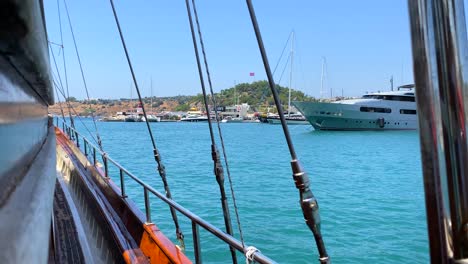 Bodrum-Hafenblick-Mit-Luxusyachten-Von-Einem-Großen-Segelboot-In-Der-Türkei,-Lustiger-Sommerurlaub,-Fahrendes-Boot,-Beliebtes-Urlaubsziel,-Sonniger-Seetag-Mit-Blauem-Himmel,-4K-Aufnahme