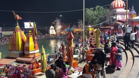 POV-Aufnahme,-Viele-Leute-Sitzen-Da-Und-Schauen-Sich-Ganga-Aarti-An-Und-Viele-Leute-Machen-Darshan