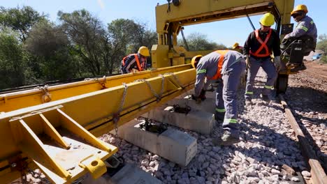 Trabajadores-Ferroviarios-Con-Ropa-De-Alta-Visibilidad-Instalando-Nuevas-Vías-Bajo-La-Luz-Del-Sol-Cerca-De-Buenos-Aires