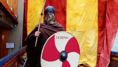 Estatua-De-Un-Guerrero-Vikingo-En-El-Museo-De-Dublín-Con-Arma-Y-Escudo.