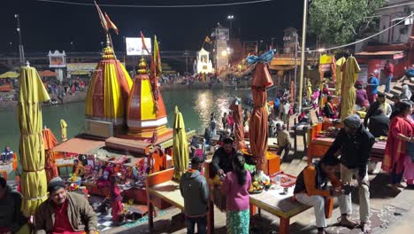 POV-Aufnahme,-Viele-Leute-Haben-Darshan-Von-Ganga-Aarti-Und-Sein-Prasad-Wird-Gesehen-Und-Viele-Leute-Haben-Darshan