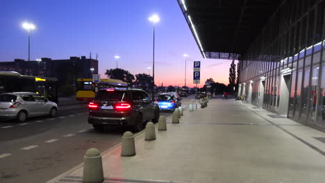 Amanecer-Rosado-Temprano-En-La-Mañana-En-La-Estación-Este-De-Varsovia-En-Polonia,-Autobuses-Y-Automóviles-Que-Llegan-A-Una-Estación-De-Tren,-Warszawa-Wschodnia,-Toma-Estática-De-4k