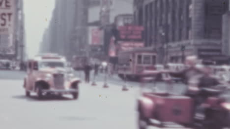 Coche-Antiguo-En-Medio-Del-Tráfico-De-La-Ciudad-Al-Mediodía-En-Nueva-York,-Vídeo-Antiguo-En-Color-De-Los-Años-30